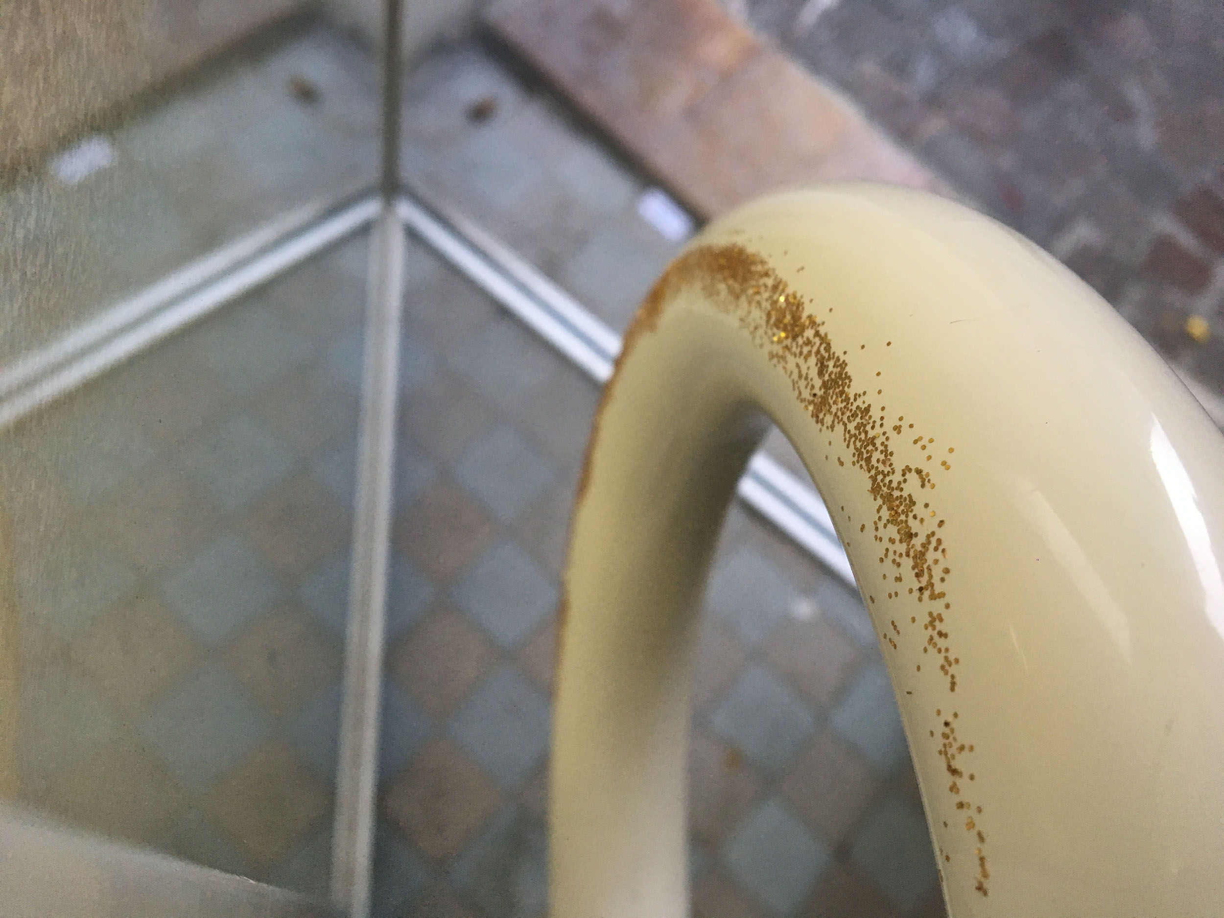 Derrière la poignée de porte se trouve des peillettes dorées collées.